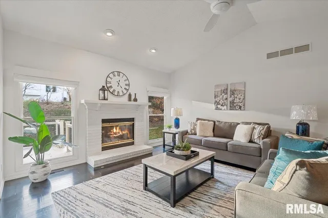 $374,900 | 3000 East 32nd Street, Unit 14, Davenport, IA 52807