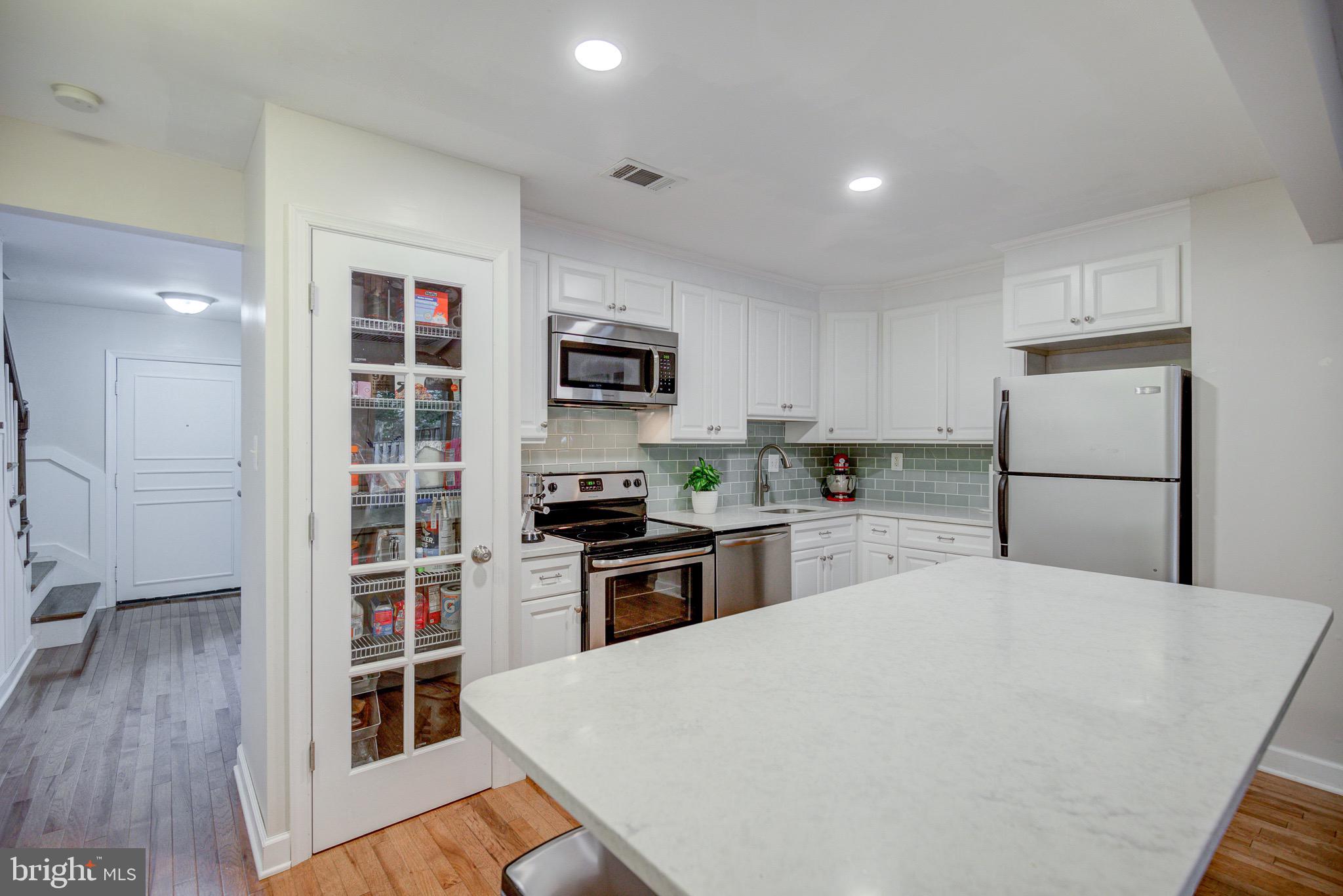 11958 Heathcote Court Reston, VA 20191 - Photo 11 of 42 attractive backsplash