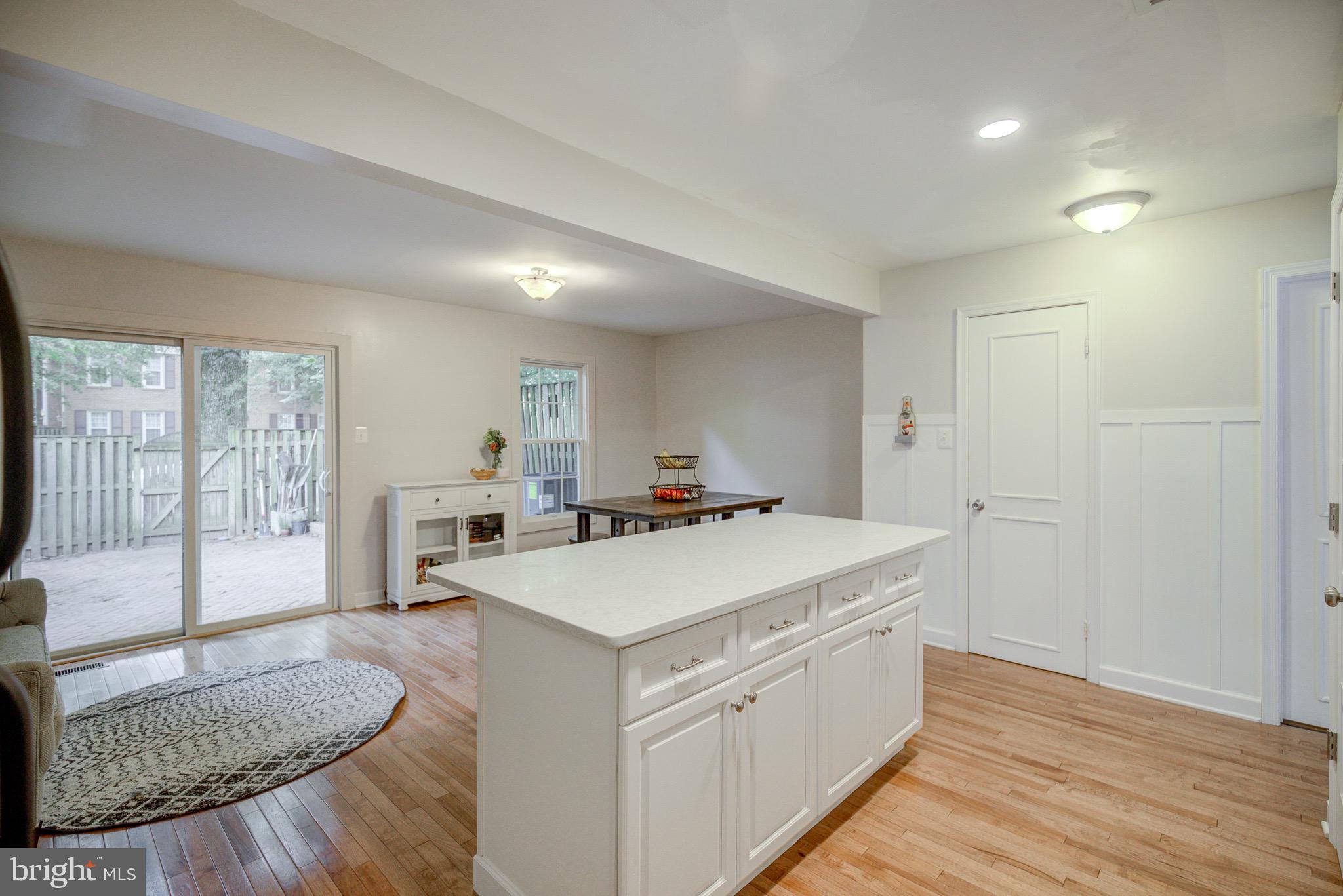11958 Heathcote Court Reston, VA 20191 - Photo 14 of 42 elegant Quartz counter