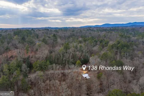 a view of a sign that is sitting on a road