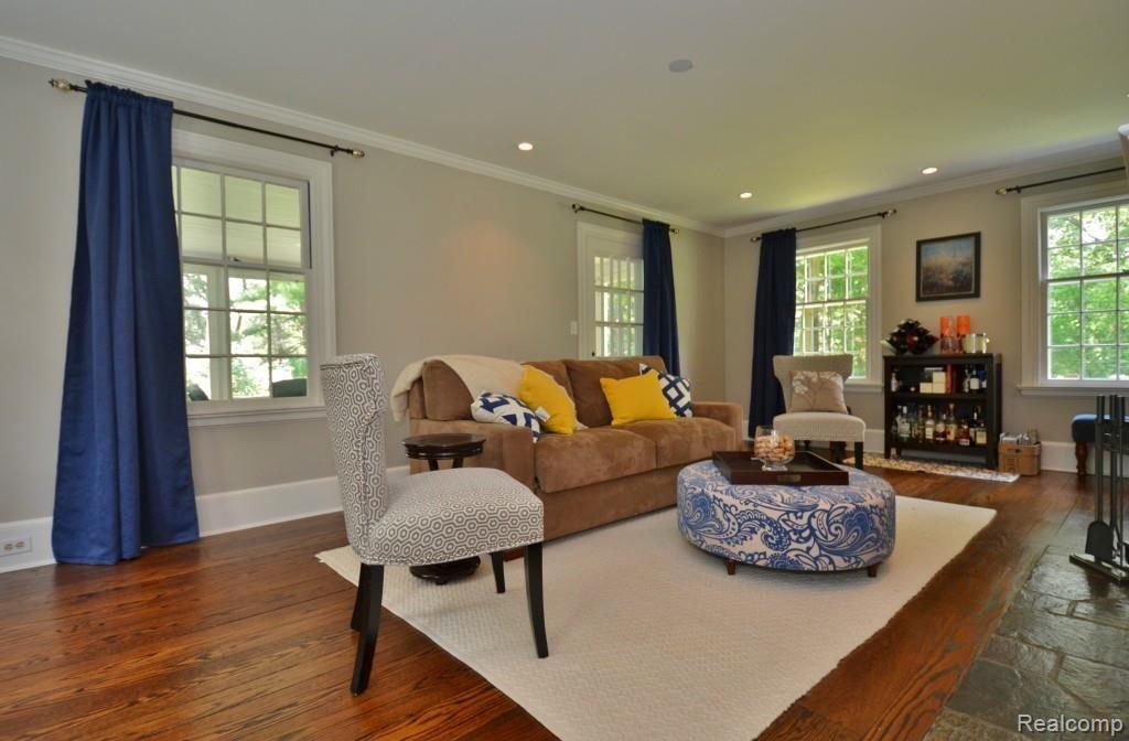 32401 Romsey Road Franklin, MI 48025 - Photo 16 of 30 living room.jpg