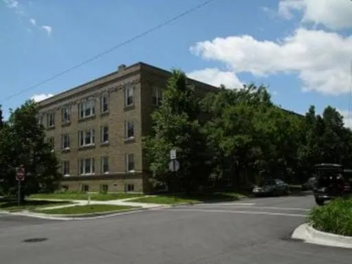 $2,400 | 1947 West Sunnyside Avenue, Unit GDN, Chicago, IL 60640
