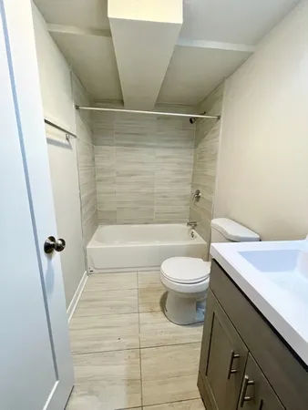 $2,400 | 1947 West Sunnyside Avenue, Unit GDN, Chicago, IL 60640