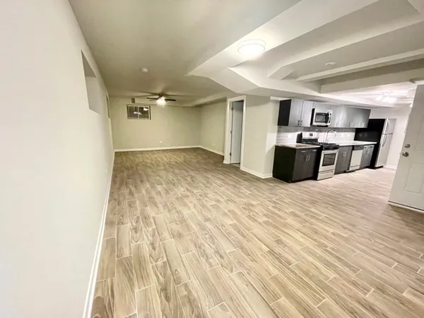 $2,400 | 1947 West Sunnyside Avenue, Unit GDN, Chicago, IL 60640
