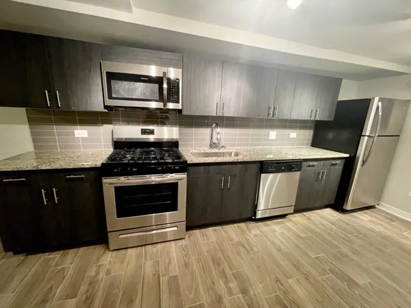 $2,400 | 1947 West Sunnyside Avenue, Unit GDN, Chicago, IL 60640