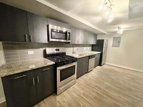 $2,400 | 1947 West Sunnyside Avenue, Unit GDN, Chicago, IL 60640
