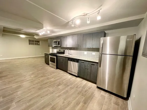 $2,400 | 1947 West Sunnyside Avenue, Unit GDN, Chicago, IL 60640