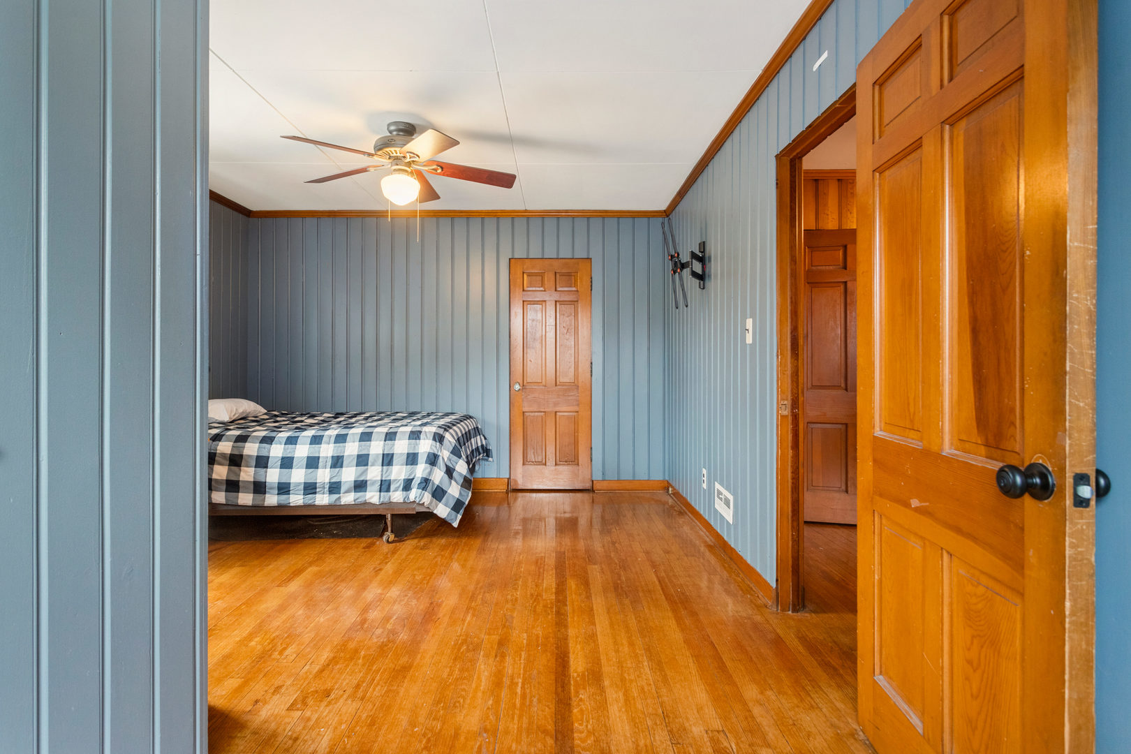 901 West Green Street Champaign, IL 61821 - Photo 23 of 36 a bedroom with a bed and a window