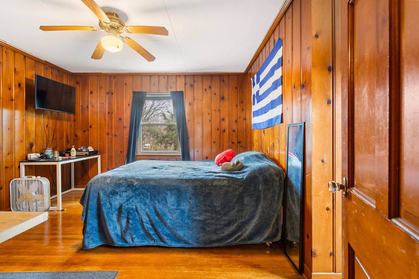901 West Green Street Champaign, IL 61821 - Photo 25 of 36 a bedroom with a bed and a window
