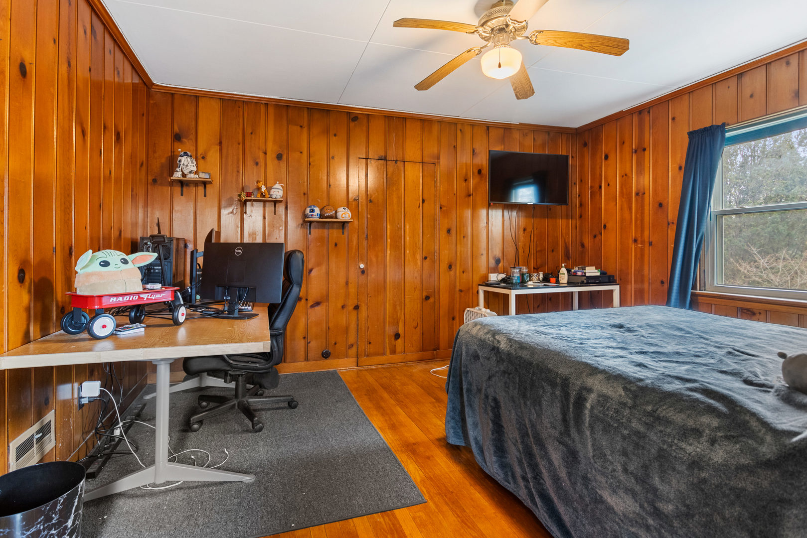 901 West Green Street Champaign, IL 61821 - Photo 26 of 36 a bedroom with a bed and large windows