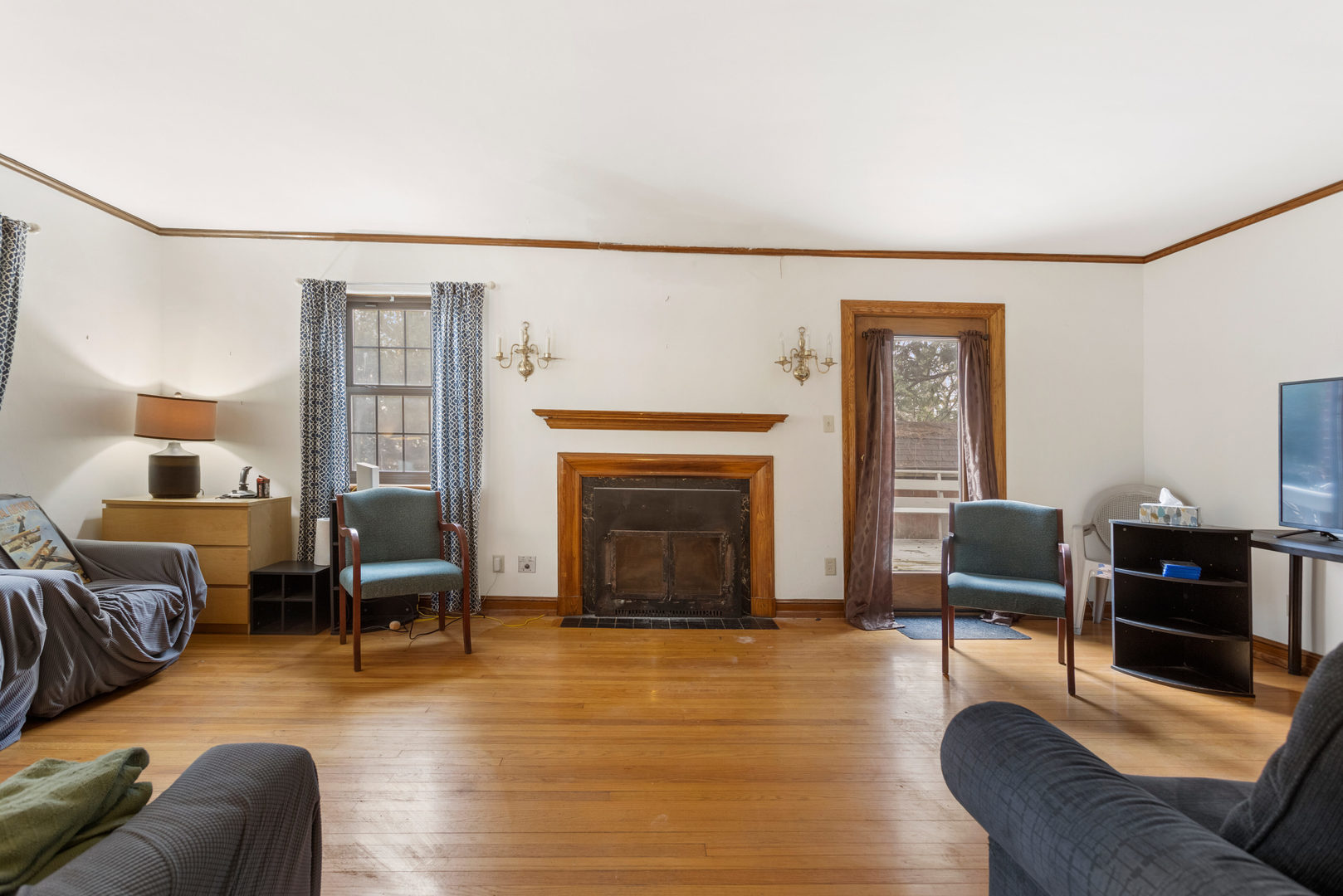 901 West Green Street Champaign, IL 61821 - Photo 9 of 36 a living room with furniture and a fireplace