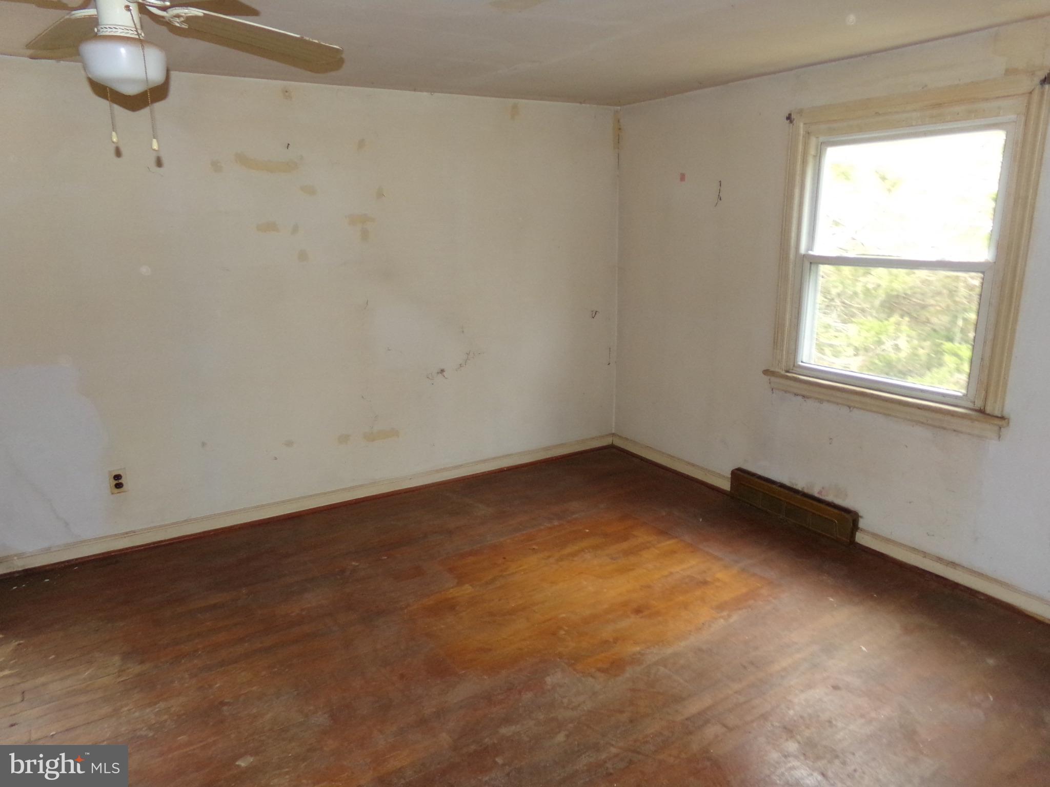 682 Jackson Road Atco, NJ 08004 - Photo 9 of 19 Spacious room with natural light.