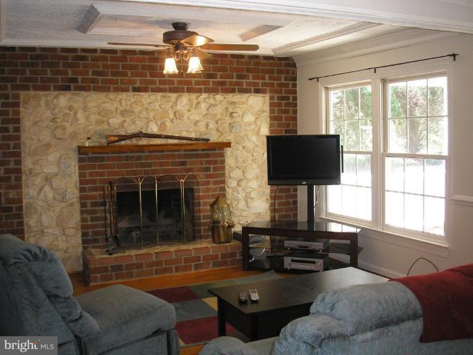 38 Tacketts Mill Road Stafford, VA 22556 - Photo 3 of 10 Living Room