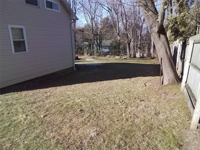 a view of back yard of the house