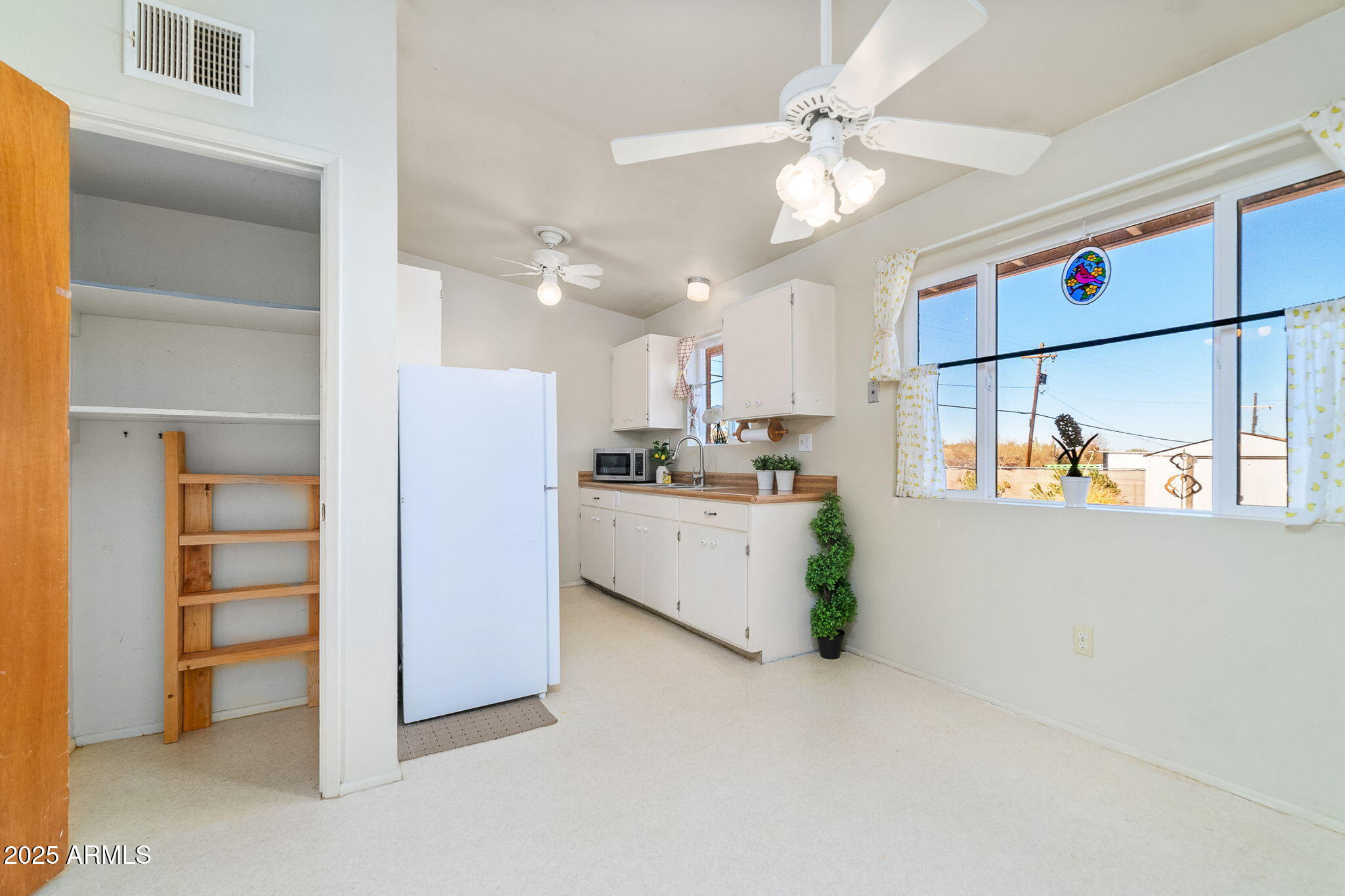 417 West Sunset Drive Mammoth, AZ 85618 - Photo 11 of 35 a view of kitchen and refrigerator
