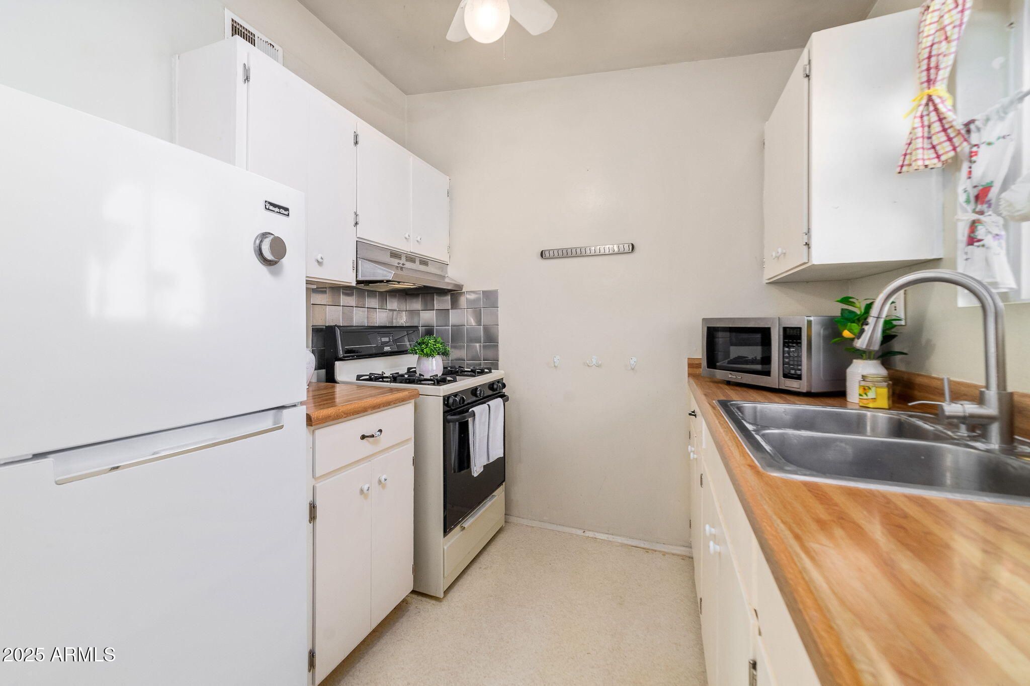 417 West Sunset Drive Mammoth, AZ 85618 - Photo 12 of 35 a kitchen with stainless steel appliances granite countertop a sink stove and refrigerator