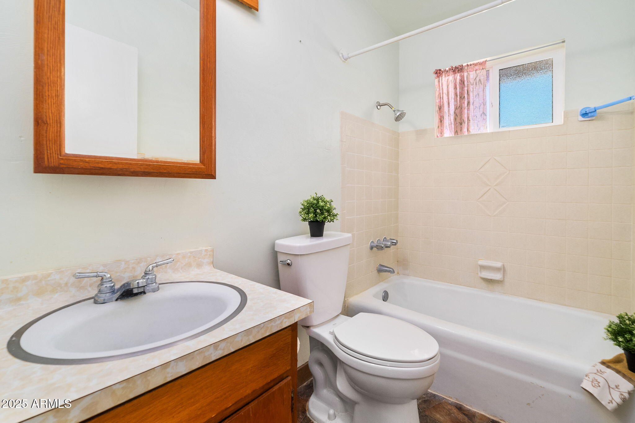 417 West Sunset Drive Mammoth, AZ 85618 - Photo 25 of 35 a bathroom with a sink a toilet and shower