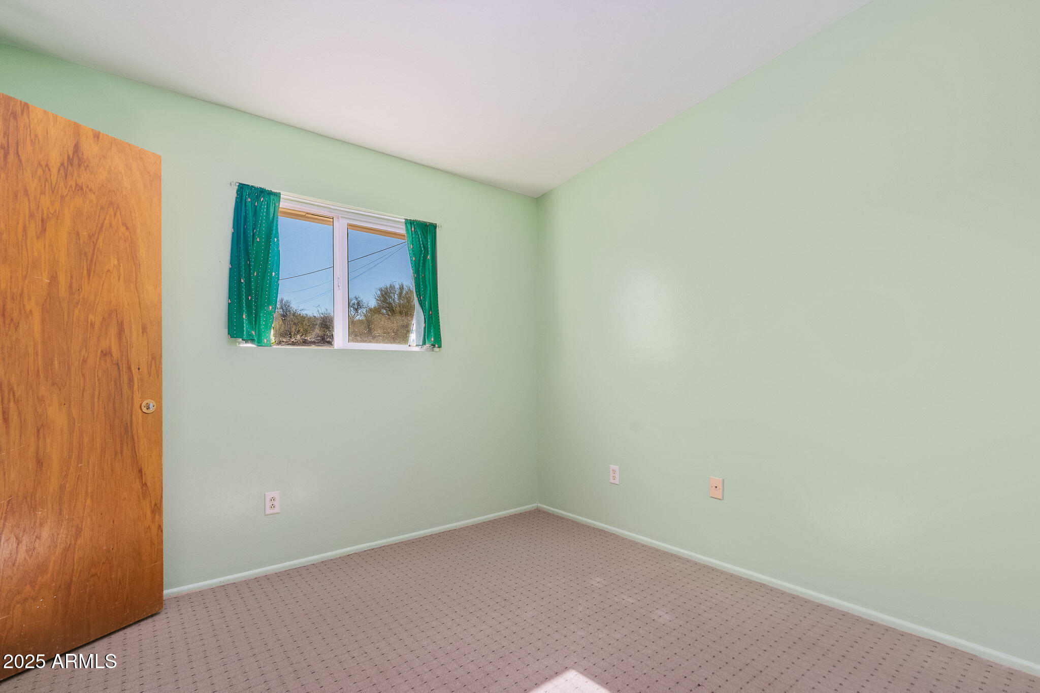 417 West Sunset Drive Mammoth, AZ 85618 - Photo 26 of 35 an empty room with windows