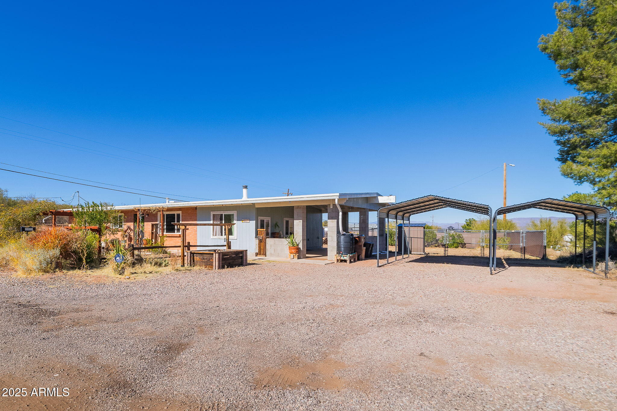 417 West Sunset Drive Mammoth, AZ 85618 - Photo 5 of 35 a view of a house with a patio