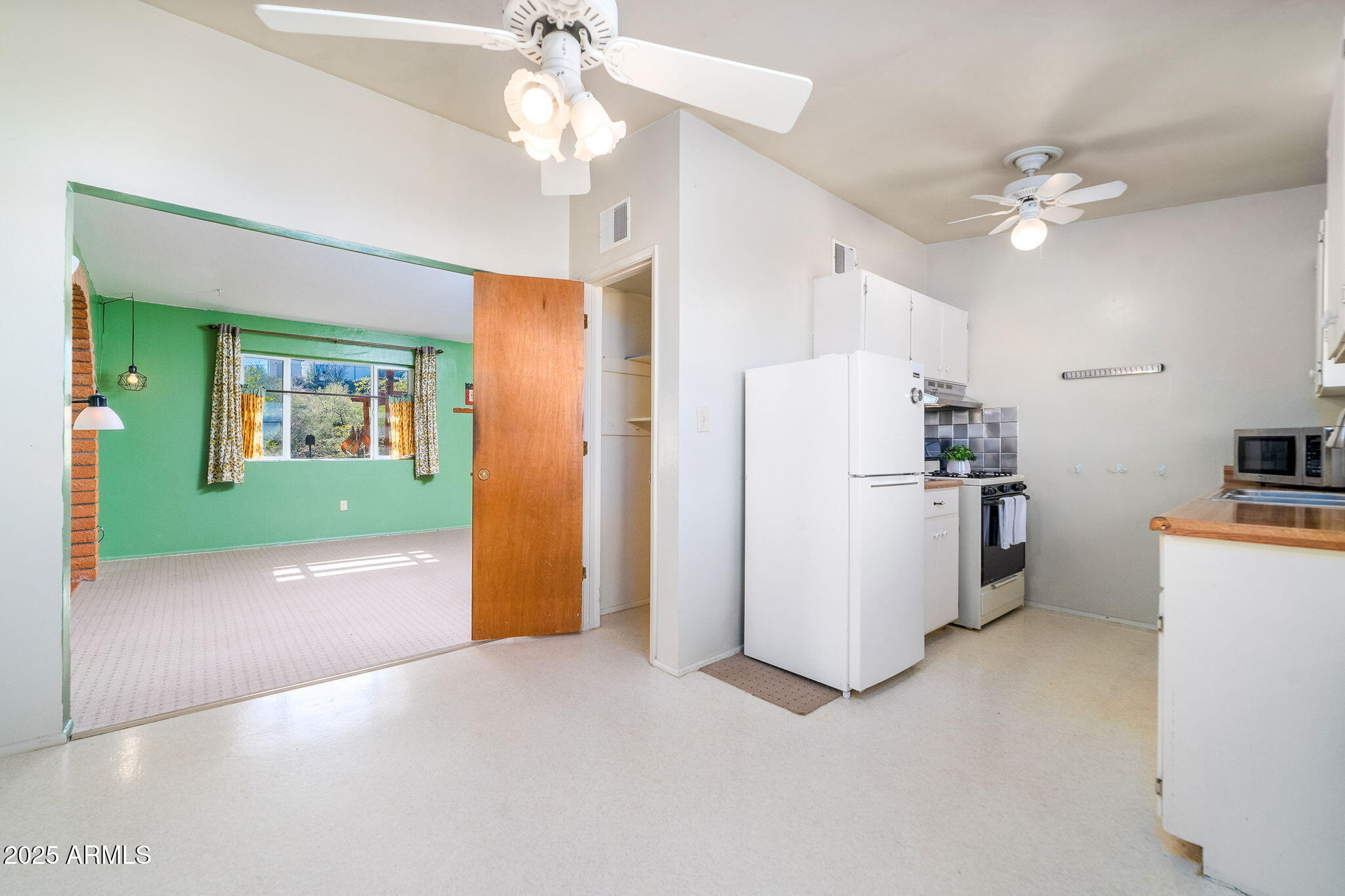 417 West Sunset Drive Mammoth, AZ 85618 - Photo 10 of 35 a view of kitchen and window