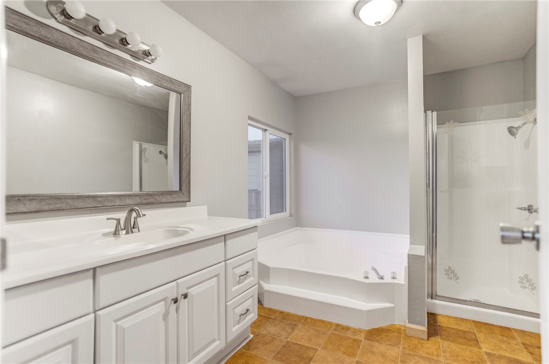 8536 Kern Canyon Road, Unit 184 Bakersfield, CA 93306 - Photo 14 of 28 a bathroom with a tub sink and mirror