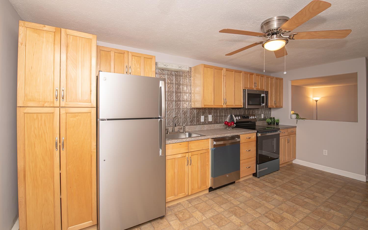 48 Westville Road, Unit 2 5 Plaistow, NH 03865 - Photo 3 of 25 Gallery Image 3