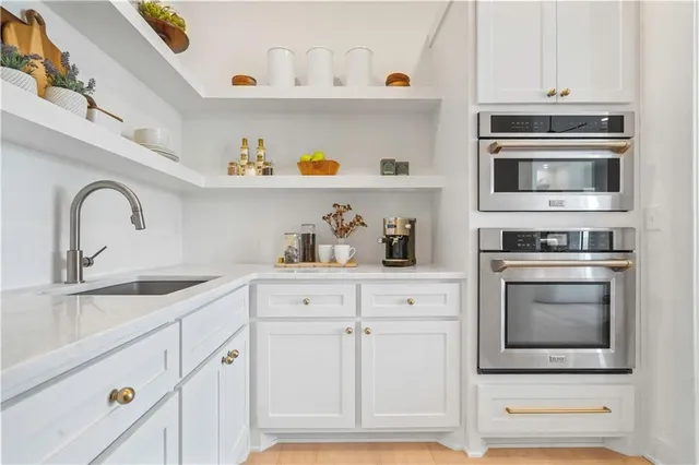 $978,340 | 1816 Northeast Lashbrook Drive, Lee's Summit, MO 64086