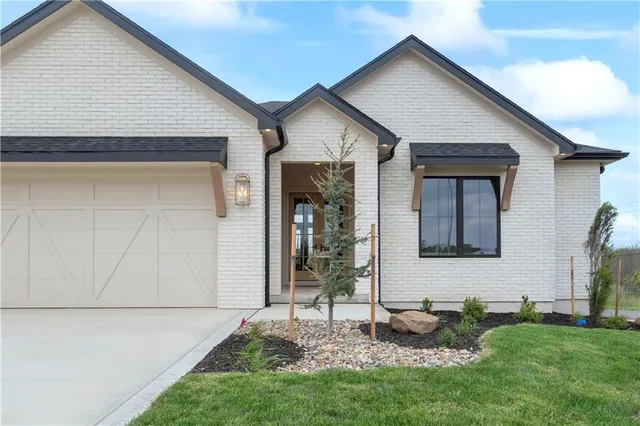 $978,340 | 1816 Northeast Lashbrook Drive, Lee's Summit, MO 64086