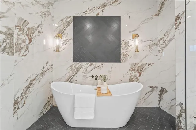 $978,340 | 1816 Northeast Lashbrook Drive, Lee's Summit, MO 64086