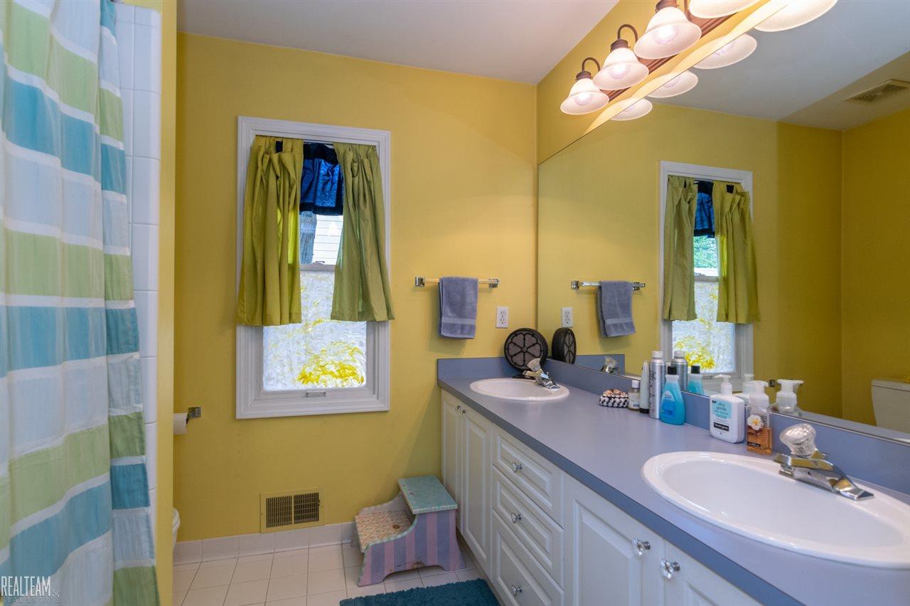 1052 Chesapeake Rochester, MI 48307 - Photo 37 of 54 31358980-38.JPG