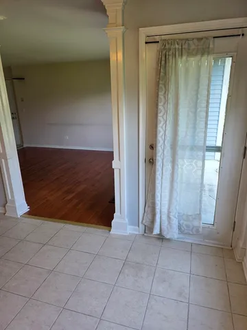 a view of entryway with shower
