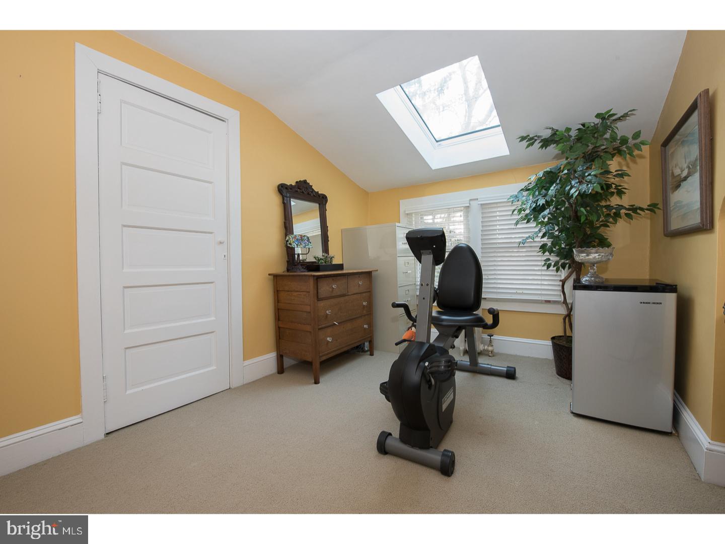 101 Glynn Lane Wayne, PA 19087 - Photo 21 of 25 a living room with furniture and a potted plant