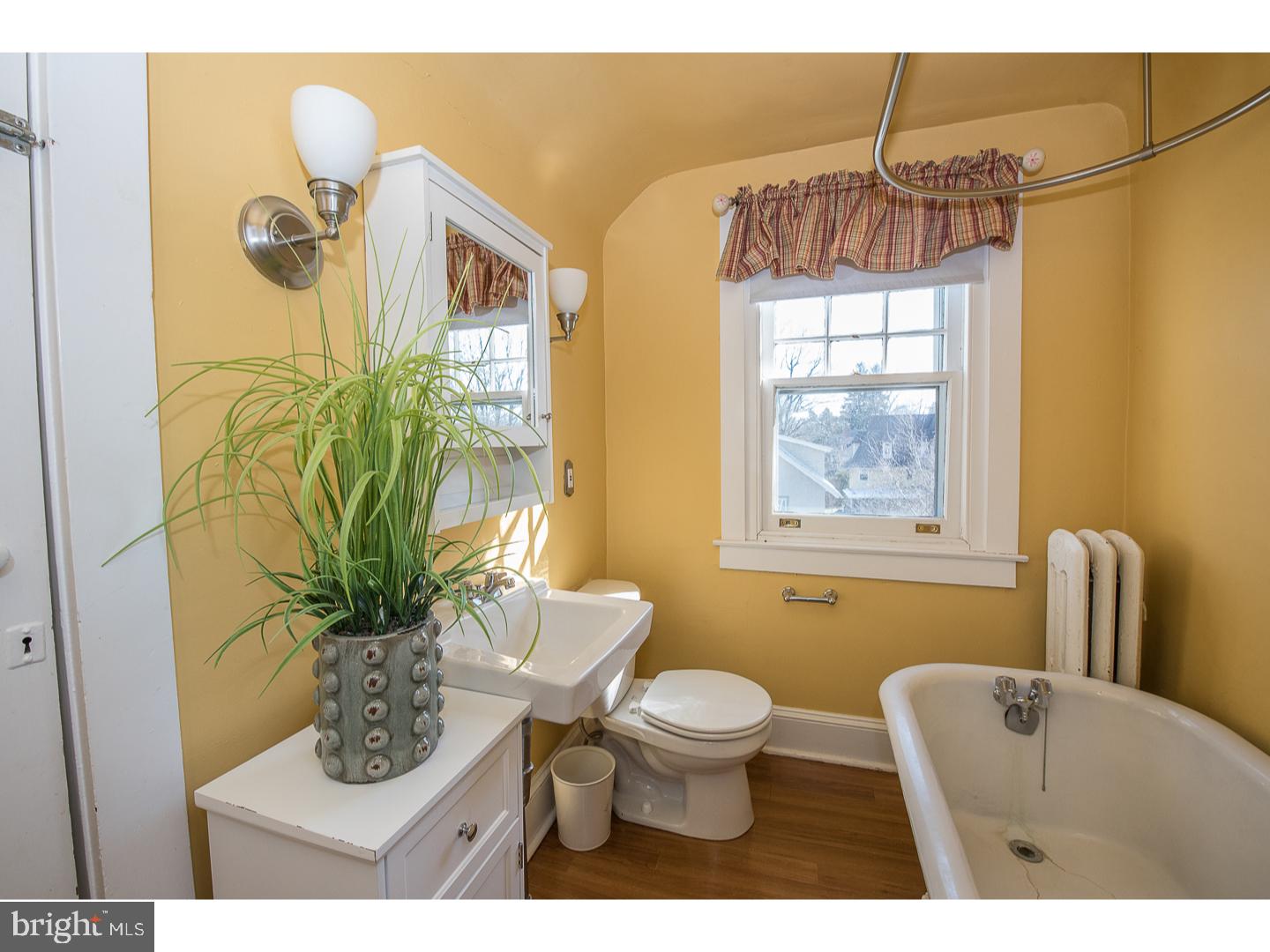 101 Glynn Lane Wayne, PA 19087 - Photo 22 of 25 a bathroom with a toilet a sink and tub