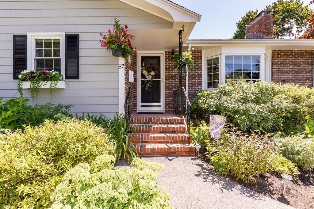 87 MacArthur Road Stoneham, MA 02180 - Photo 3 of 33