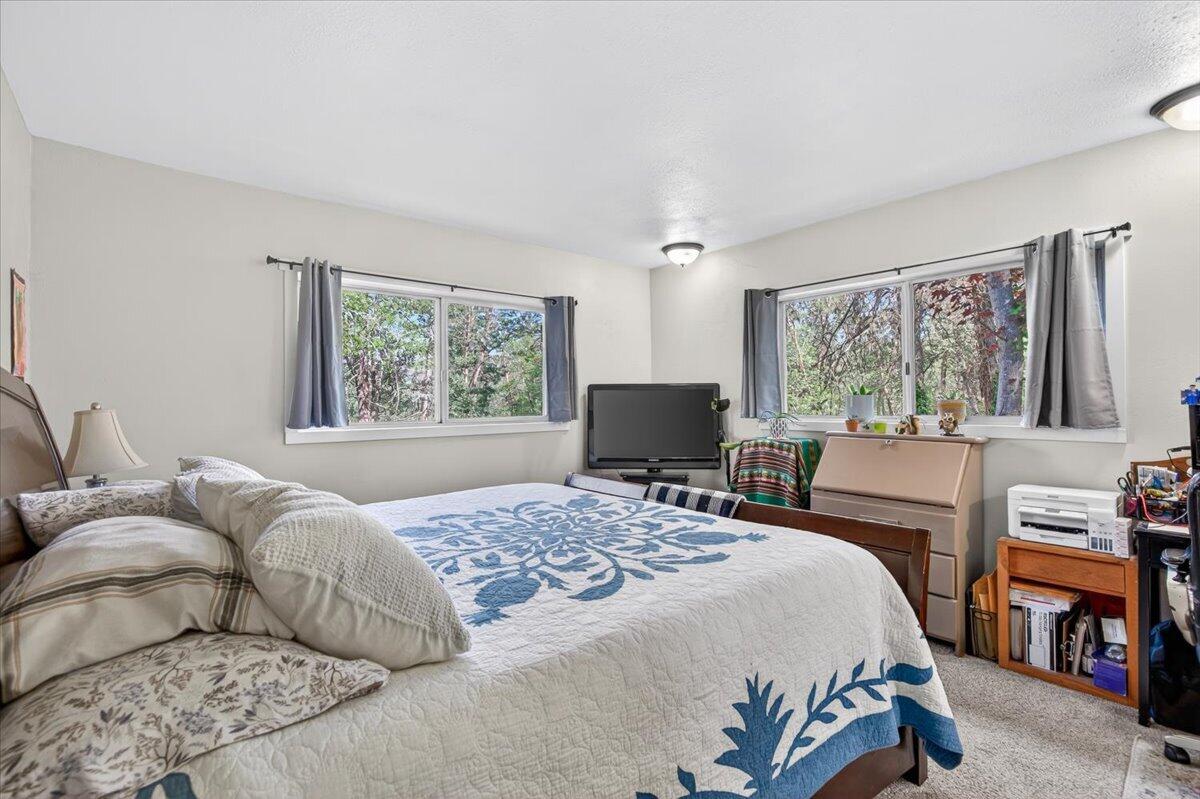 981 Upper Applegate Road Jacksonville, OR 97530 - Photo 12 of 30 Primary Bedroom