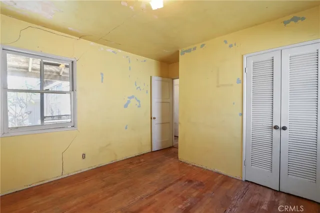 a view of a house with backyard and a tree