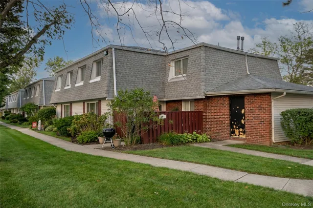 $399,999 | 288 Feller Drive, Central Islip, NY 11722