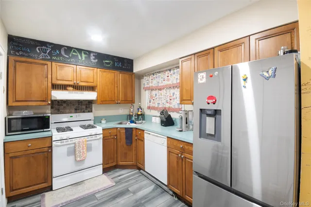 $399,999 | 288 Feller Drive, Central Islip, NY 11722