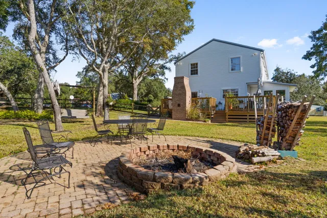 a view of entryway and hall