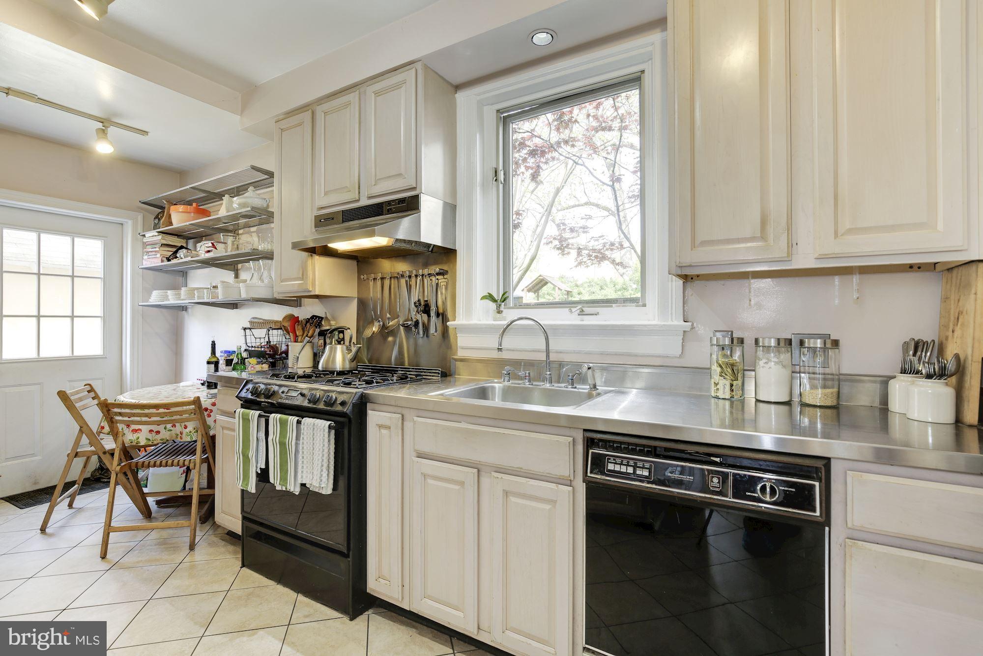 3207 Foxhall Road Northwest Washington, DC 20016 - Photo 15 of 34