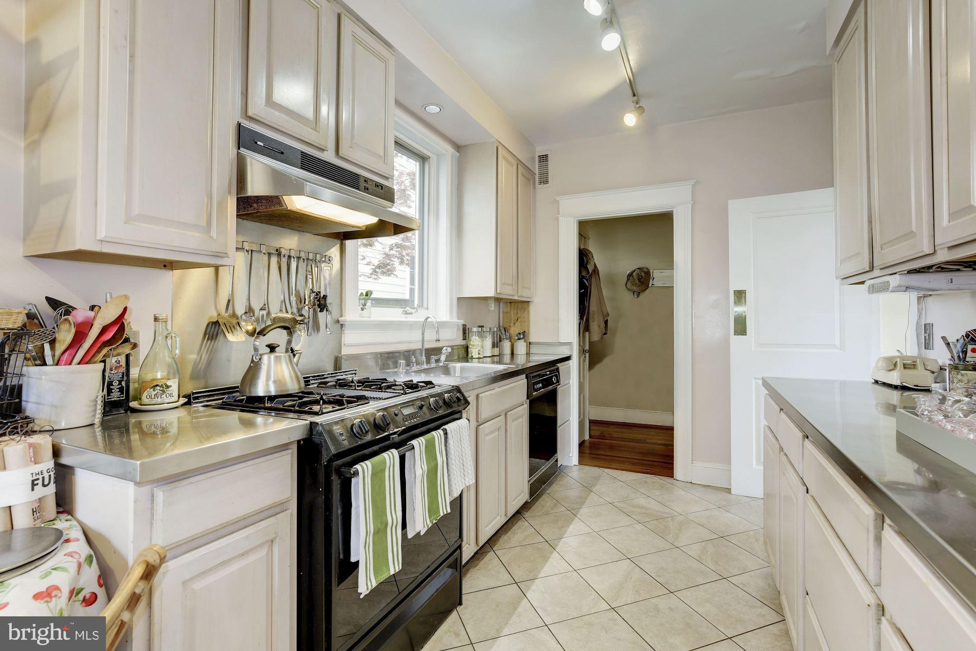 3207 Foxhall Road Northwest Washington, DC 20016 - Photo 17 of 34