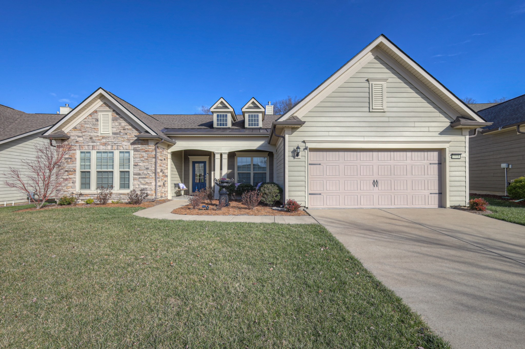 a view of a house with a yard