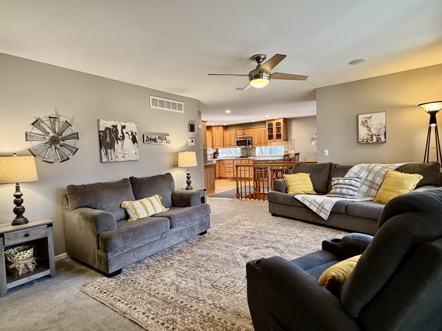 21186 Mathew Road Sterling, IL 61081 - Photo 11 of 66 a living room with furniture and a couch