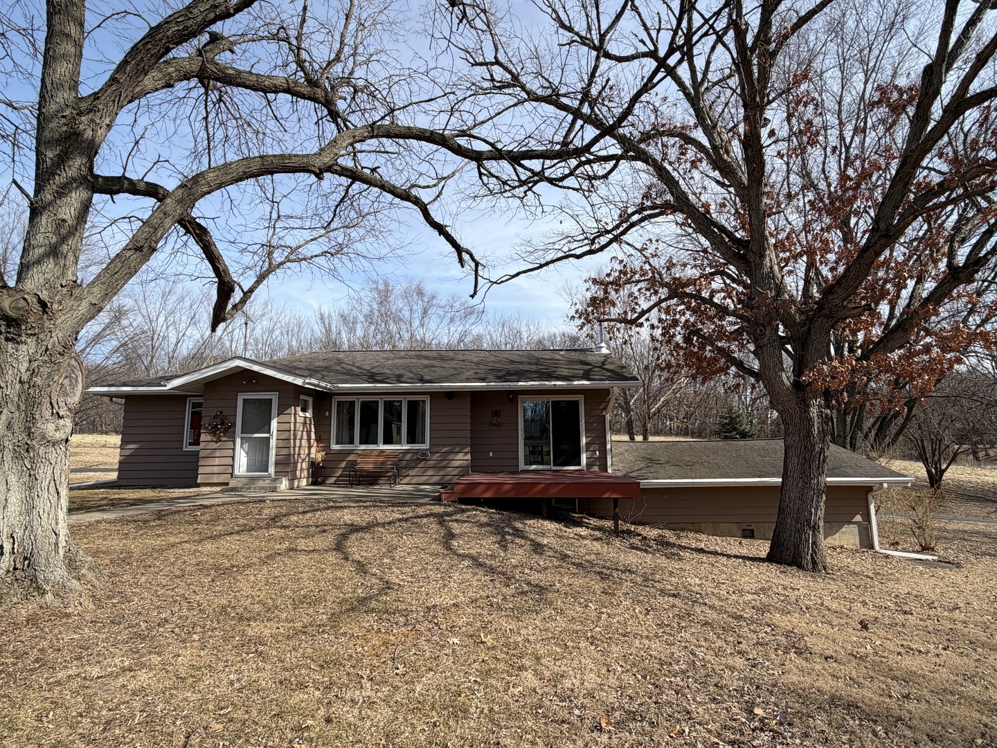 21186 Mathew Road Sterling, IL 61081 - Photo 3 of 66 a front view of a house with garden