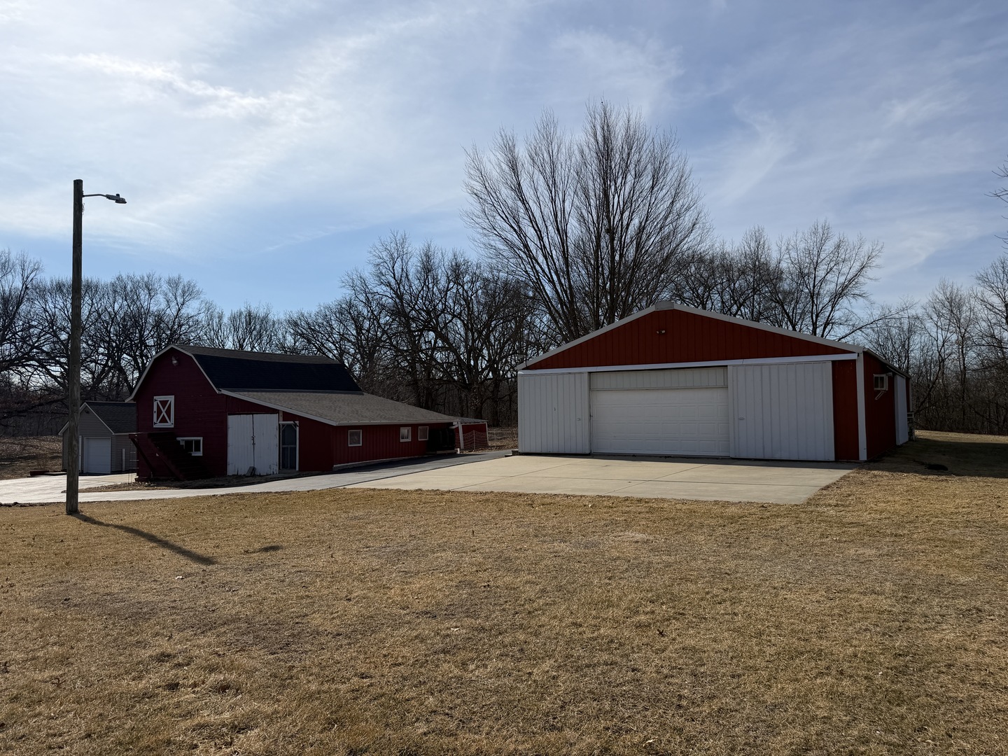 21186 Mathew Road Sterling, IL 61081 - Photo 4 of 66 a house view with a outdoor space