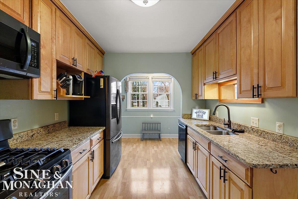 2207 Hawthorne Road Grosse Pointe Woods, MI 48236 - Photo 4 of 42