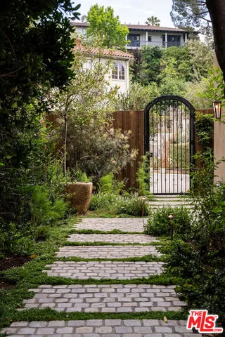 $7,995,000 | 2027 Laughlin Park Drive, Los Angeles, CA 90027