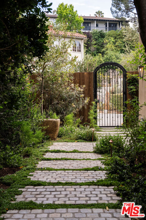 2027 Laughlin Park Drive Los Angeles, CA 90027 - Photo 24 of 25