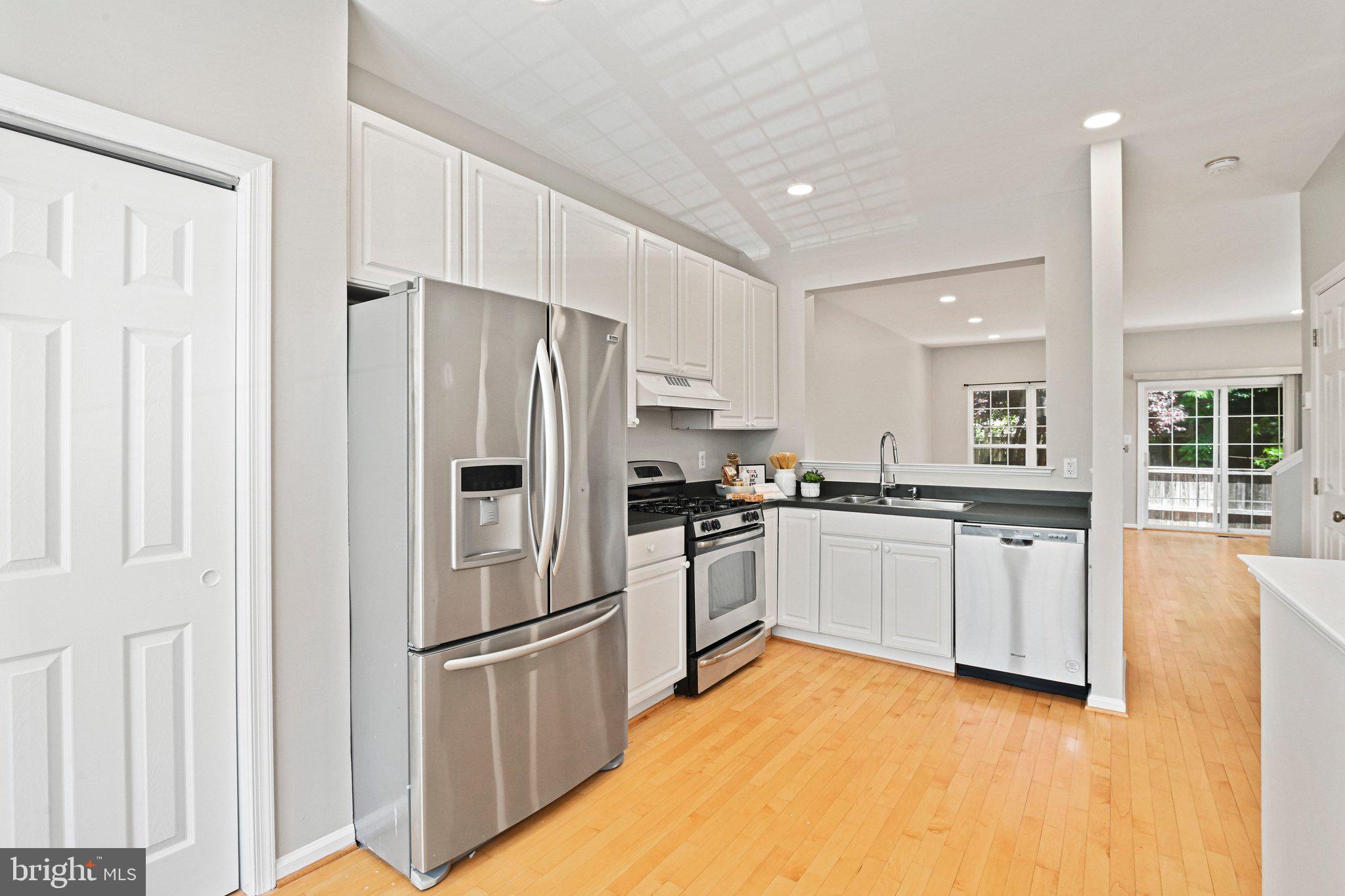 11482 Heritage Commons Way Reston, VA 20194 - Photo 4 of 31 Stainless-steel appliances