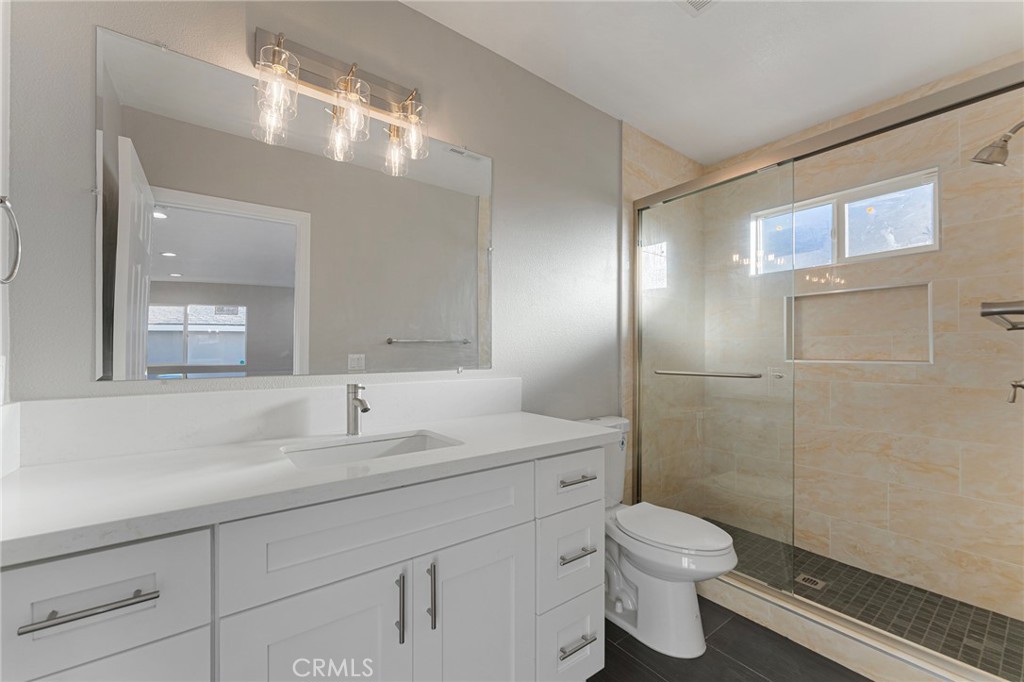 805 South 10th Street Montebello, CA 90640 - Photo 12 of 29 Primary Ensuite Bathroom